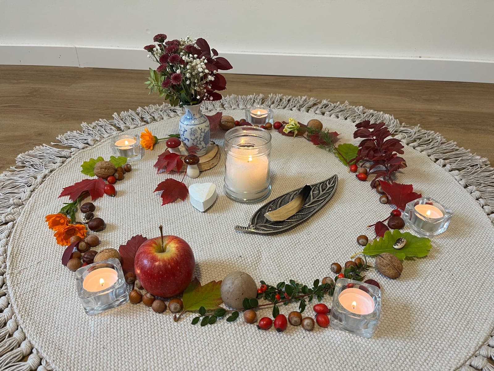 Kruhové uspořádání s meditačními předměty