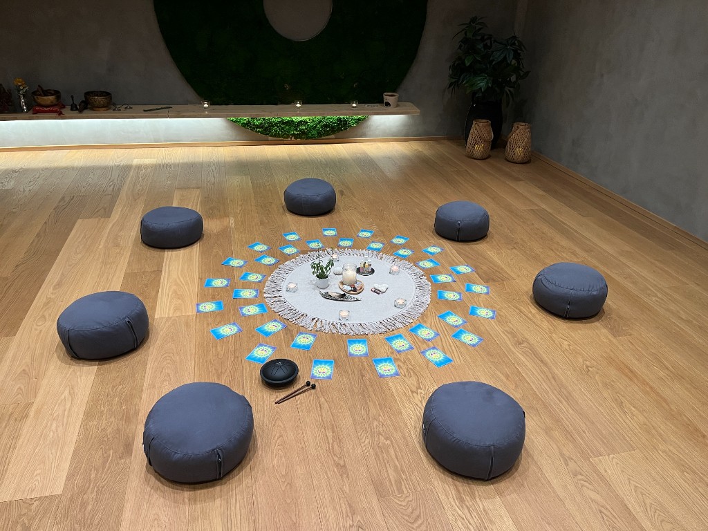 Kruh ve studiu - polštářky, karty, svíčky a prostředí pro kruhové sdílení